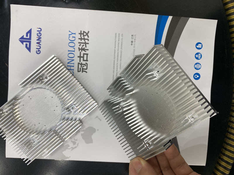 鋁散熱器去毛刺